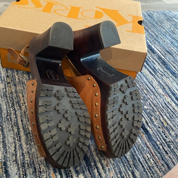 Korks Tan/Carmel Clog - Picture 4 of 5